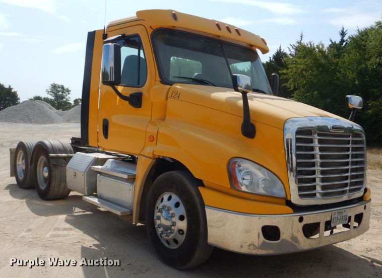 image for item DO1443 2015 Freightliner Cascadia  semi truck
