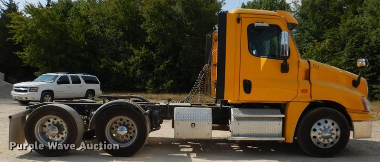 image for item DO1443 2015 Freightliner Cascadia  semi truck