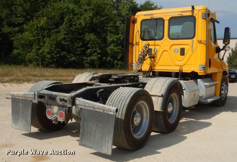 image for item DO1443 2015 Freightliner Cascadia  semi truck