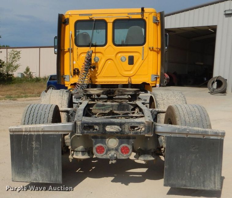 image for item DO1443 2015 Freightliner Cascadia  semi truck