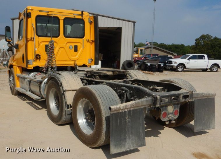 image for item DO1443 2015 Freightliner Cascadia  semi truck