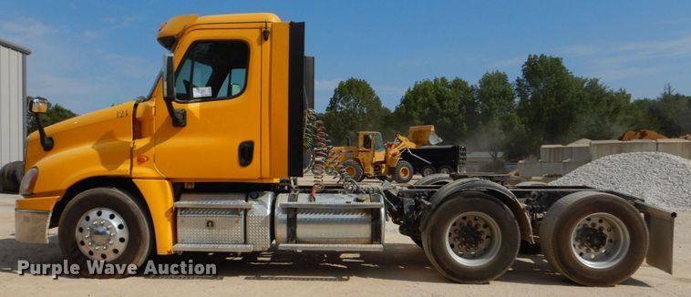 image for item DO1443 2015 Freightliner Cascadia  semi truck