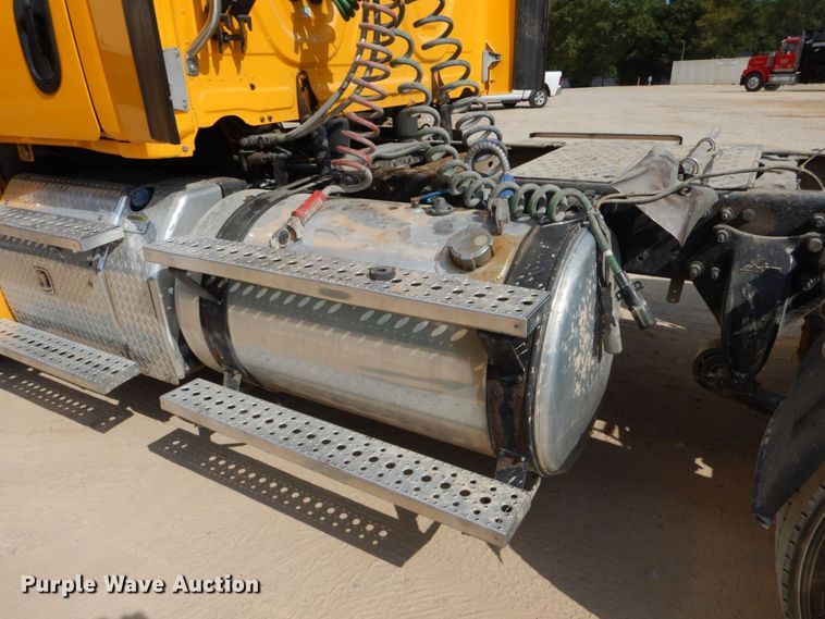 image for item DO1443 2015 Freightliner Cascadia  semi truck