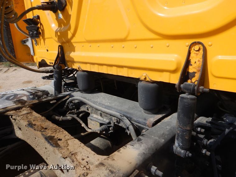 image for item DO1443 2015 Freightliner Cascadia  semi truck