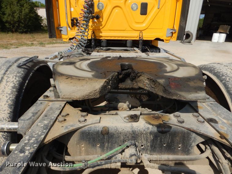 image for item DO1443 2015 Freightliner Cascadia  semi truck