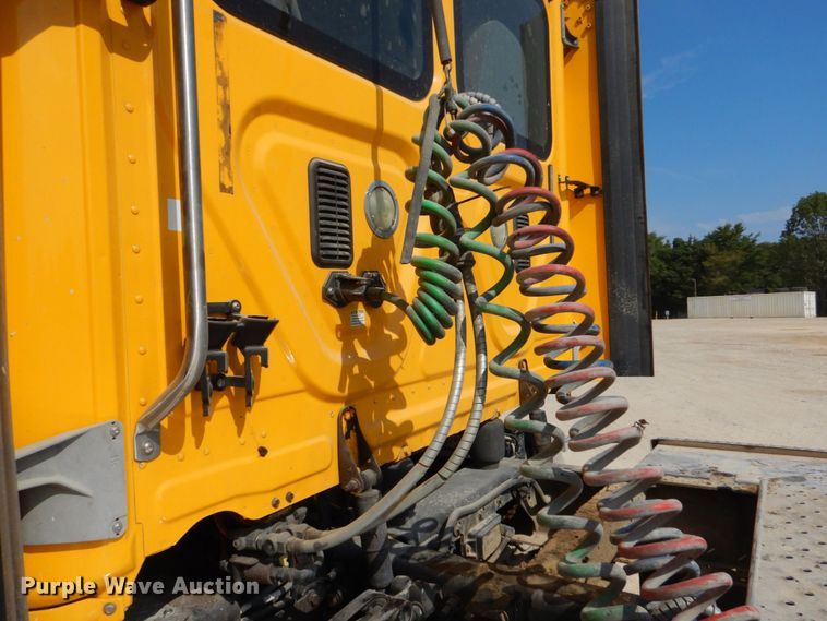 image for item DO1443 2015 Freightliner Cascadia  semi truck