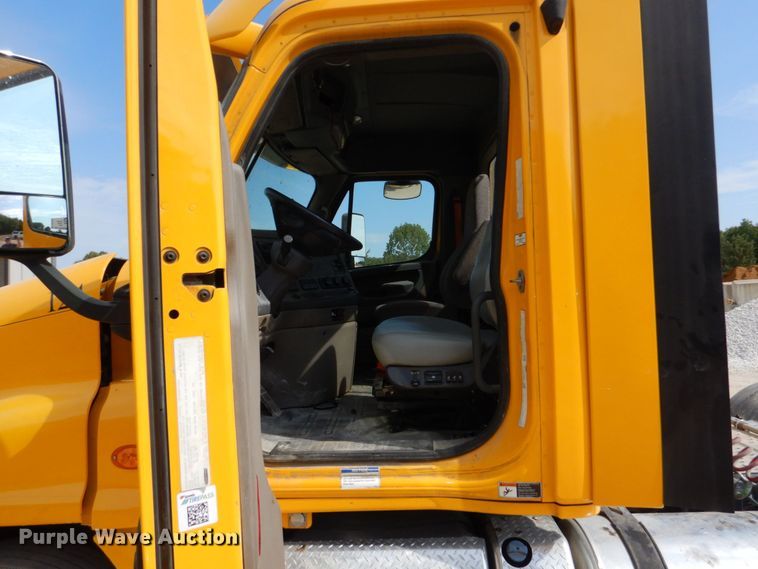 image for item DO1443 2015 Freightliner Cascadia  semi truck