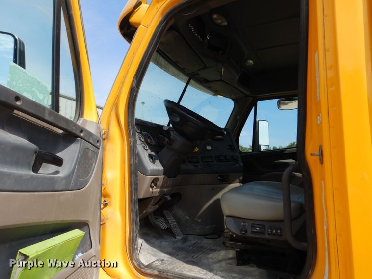 image for item DO1443 2015 Freightliner Cascadia  semi truck