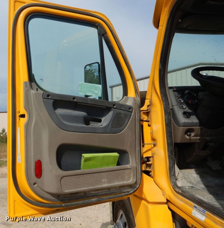 image for item DO1443 2015 Freightliner Cascadia  semi truck