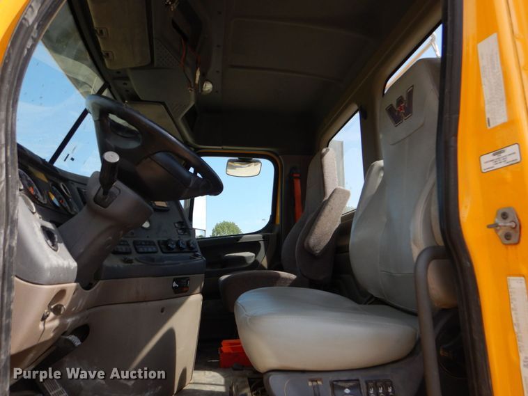 image for item DO1443 2015 Freightliner Cascadia  semi truck