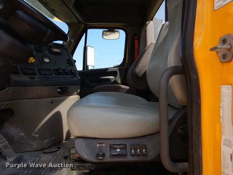 image for item DO1443 2015 Freightliner Cascadia  semi truck