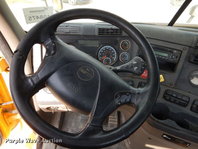 image for item DO1443 2015 Freightliner Cascadia  semi truck