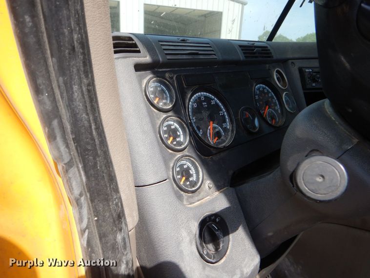 image for item DO1443 2015 Freightliner Cascadia  semi truck