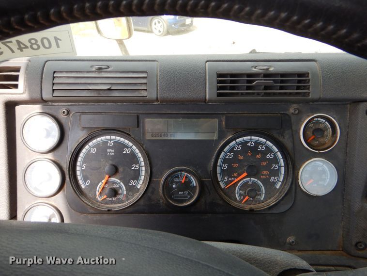 image for item DO1443 2015 Freightliner Cascadia  semi truck