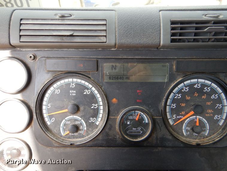 image for item DO1443 2015 Freightliner Cascadia  semi truck