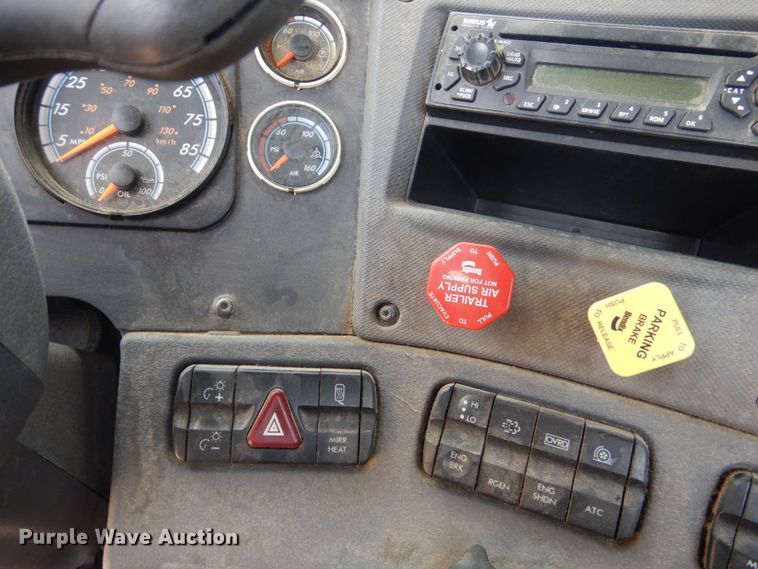 image for item DO1443 2015 Freightliner Cascadia  semi truck