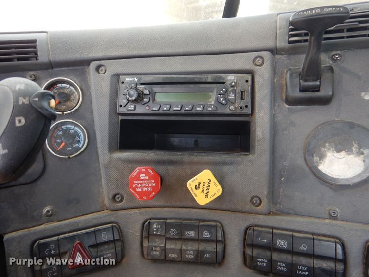 image for item DO1443 2015 Freightliner Cascadia  semi truck