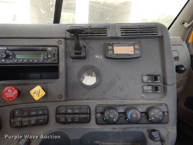 image for item DO1443 2015 Freightliner Cascadia  semi truck