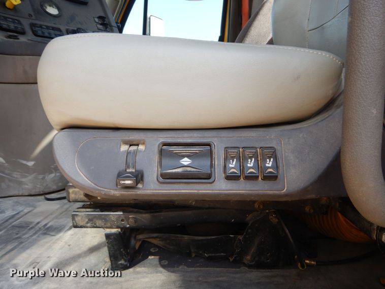 image for item DO1443 2015 Freightliner Cascadia  semi truck