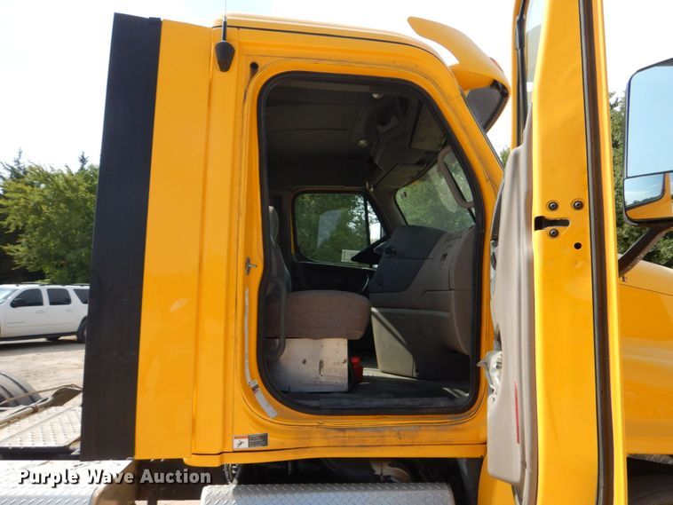 image for item DO1443 2015 Freightliner Cascadia  semi truck