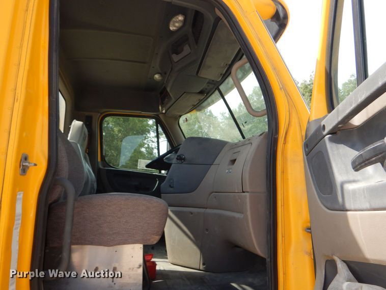 image for item DO1443 2015 Freightliner Cascadia  semi truck