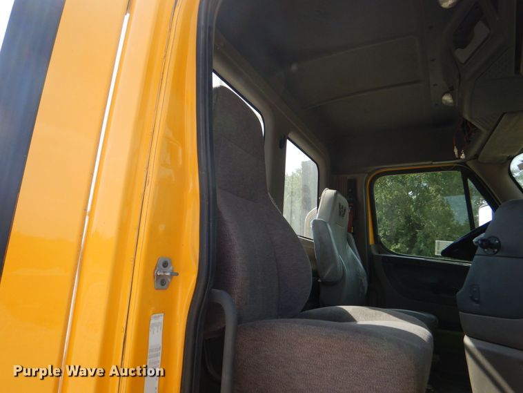 image for item DO1443 2015 Freightliner Cascadia  semi truck