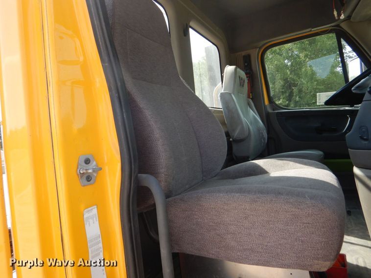 image for item DO1443 2015 Freightliner Cascadia  semi truck