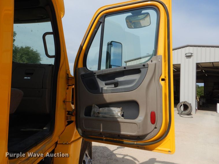 image for item DO1443 2015 Freightliner Cascadia  semi truck