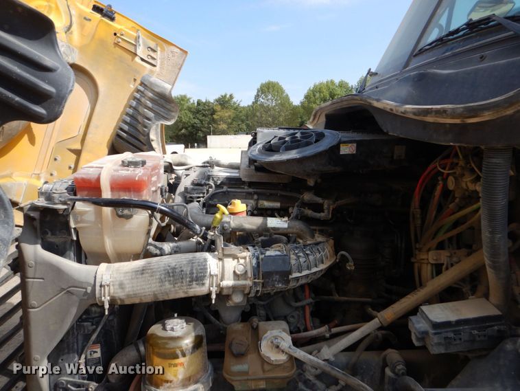 image for item DO1443 2015 Freightliner Cascadia  semi truck