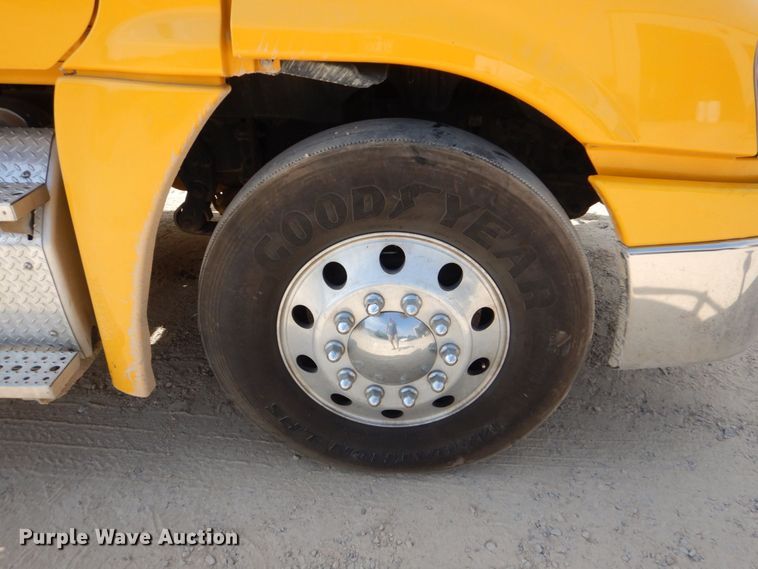 image for item DO1443 2015 Freightliner Cascadia  semi truck