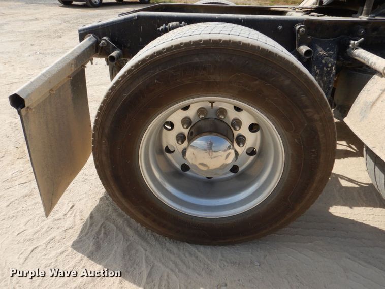 image for item DO1443 2015 Freightliner Cascadia  semi truck