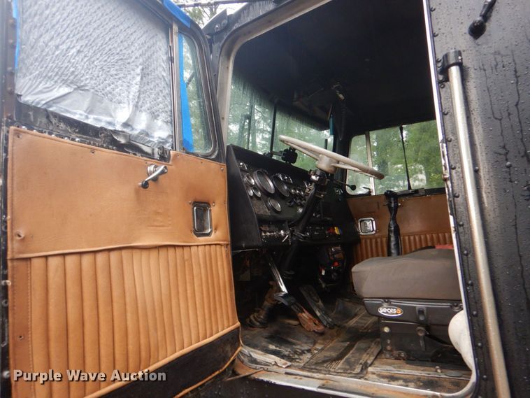 image for item DO1445 1984 Kenworth W900  semi truck