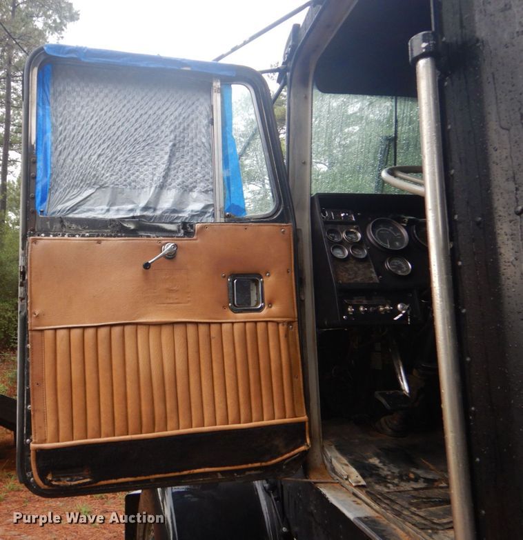 image for item DO1445 1984 Kenworth W900  semi truck