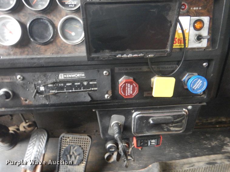 image for item DO1445 1984 Kenworth W900  semi truck