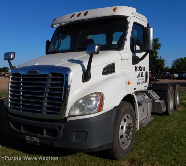 image for item DO1447 2013 Freightliner Cascadia  semi truck
