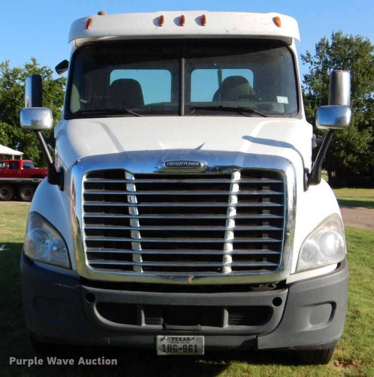 image for item DO1447 2013 Freightliner Cascadia  semi truck