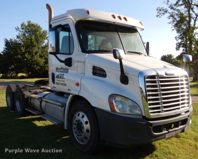 image for item DO1447 2013 Freightliner Cascadia  semi truck