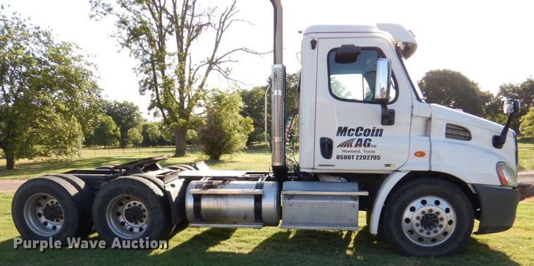 image for item DO1447 2013 Freightliner Cascadia  semi truck