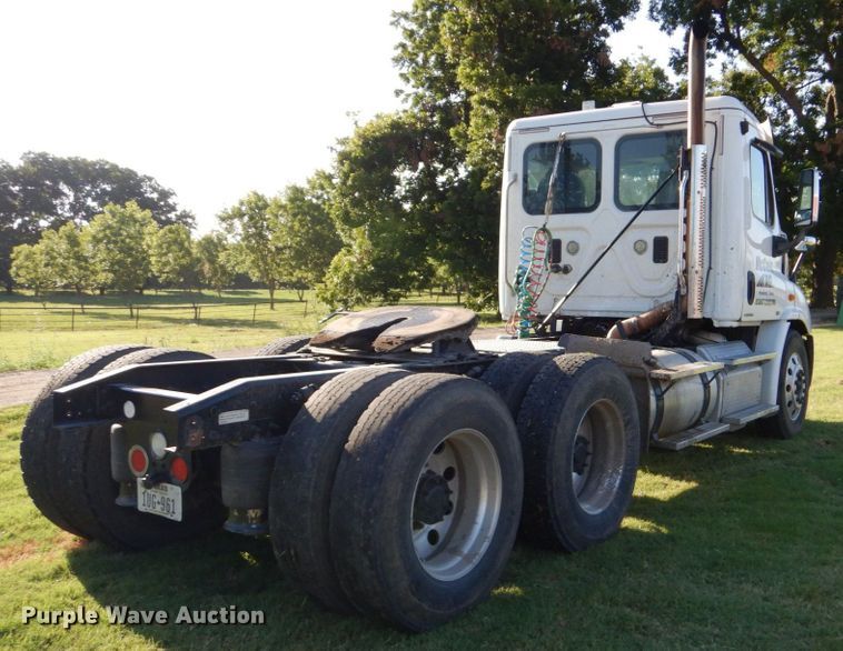 image for item DO1447 2013 Freightliner Cascadia  semi truck