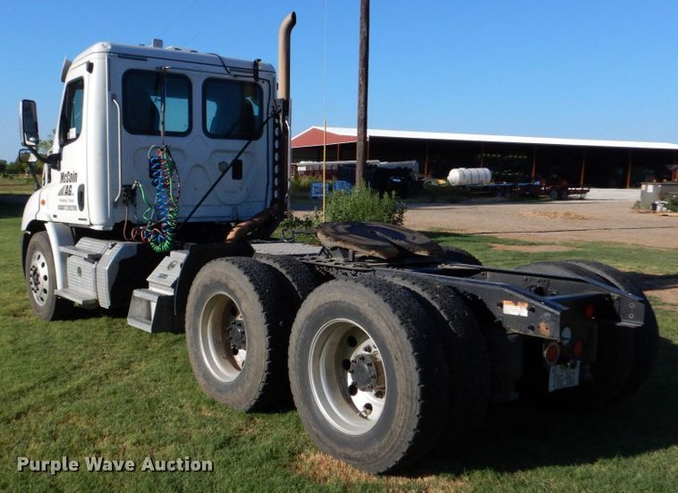 image for item DO1447 2013 Freightliner Cascadia  semi truck