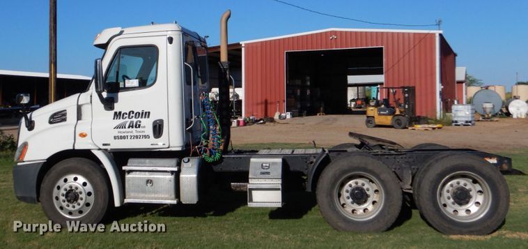 image for item DO1447 2013 Freightliner Cascadia  semi truck