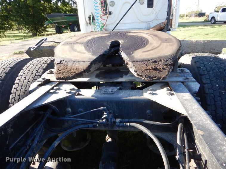 image for item DO1447 2013 Freightliner Cascadia  semi truck