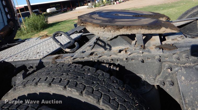 image for item DO1447 2013 Freightliner Cascadia  semi truck