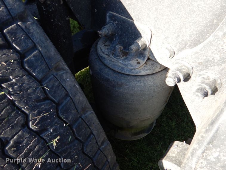 image for item DO1447 2013 Freightliner Cascadia  semi truck