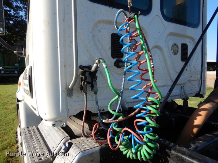 image for item DO1447 2013 Freightliner Cascadia  semi truck