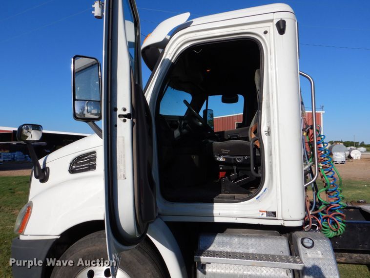 image for item DO1447 2013 Freightliner Cascadia  semi truck