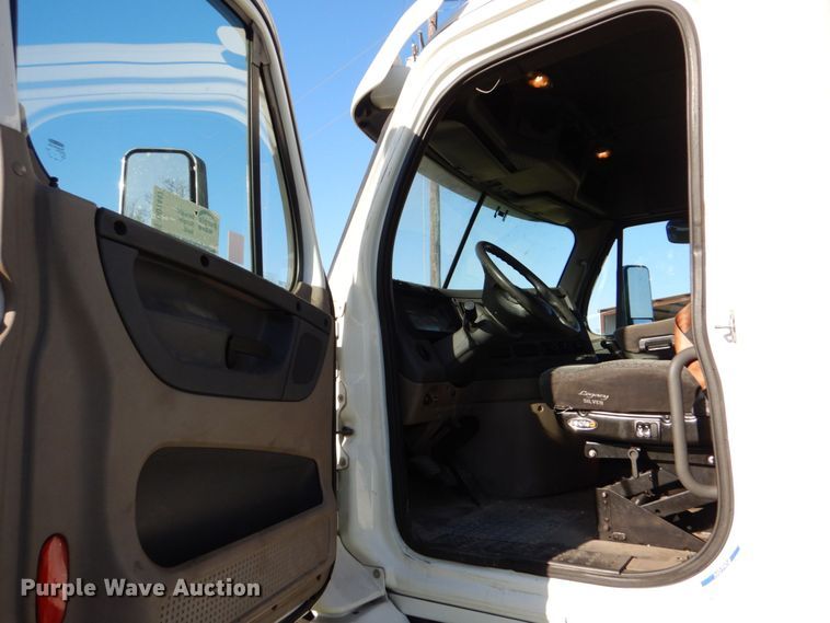 image for item DO1447 2013 Freightliner Cascadia  semi truck