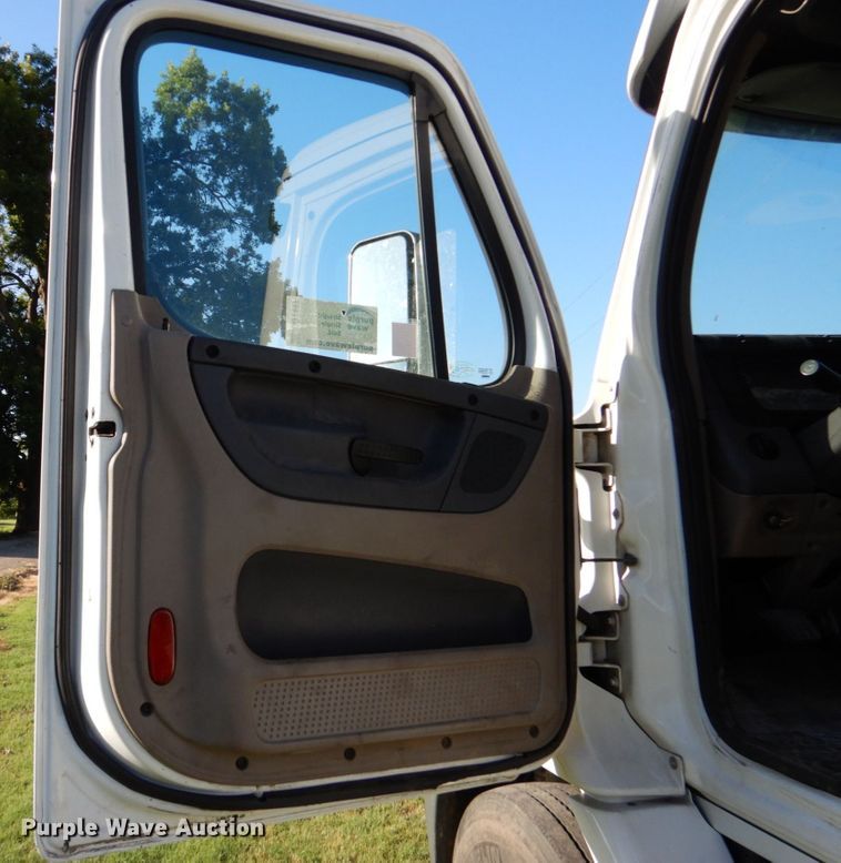 image for item DO1447 2013 Freightliner Cascadia  semi truck