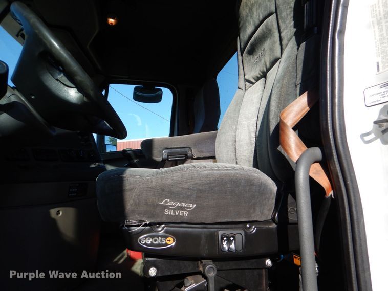 image for item DO1447 2013 Freightliner Cascadia  semi truck