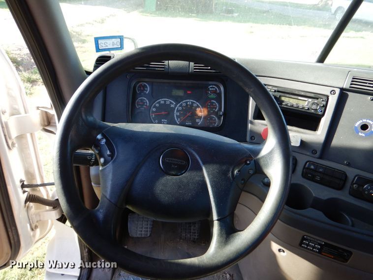 image for item DO1447 2013 Freightliner Cascadia  semi truck